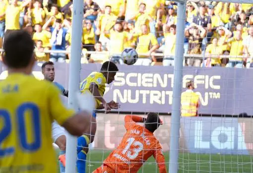 Imagen del gol anulado a 'Choco' Lozano en el Cádiz - Celta.