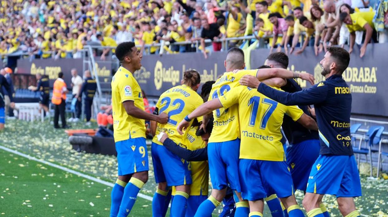 Los jugadores del Cádiz celebran el tanto de Rubén Sobrino