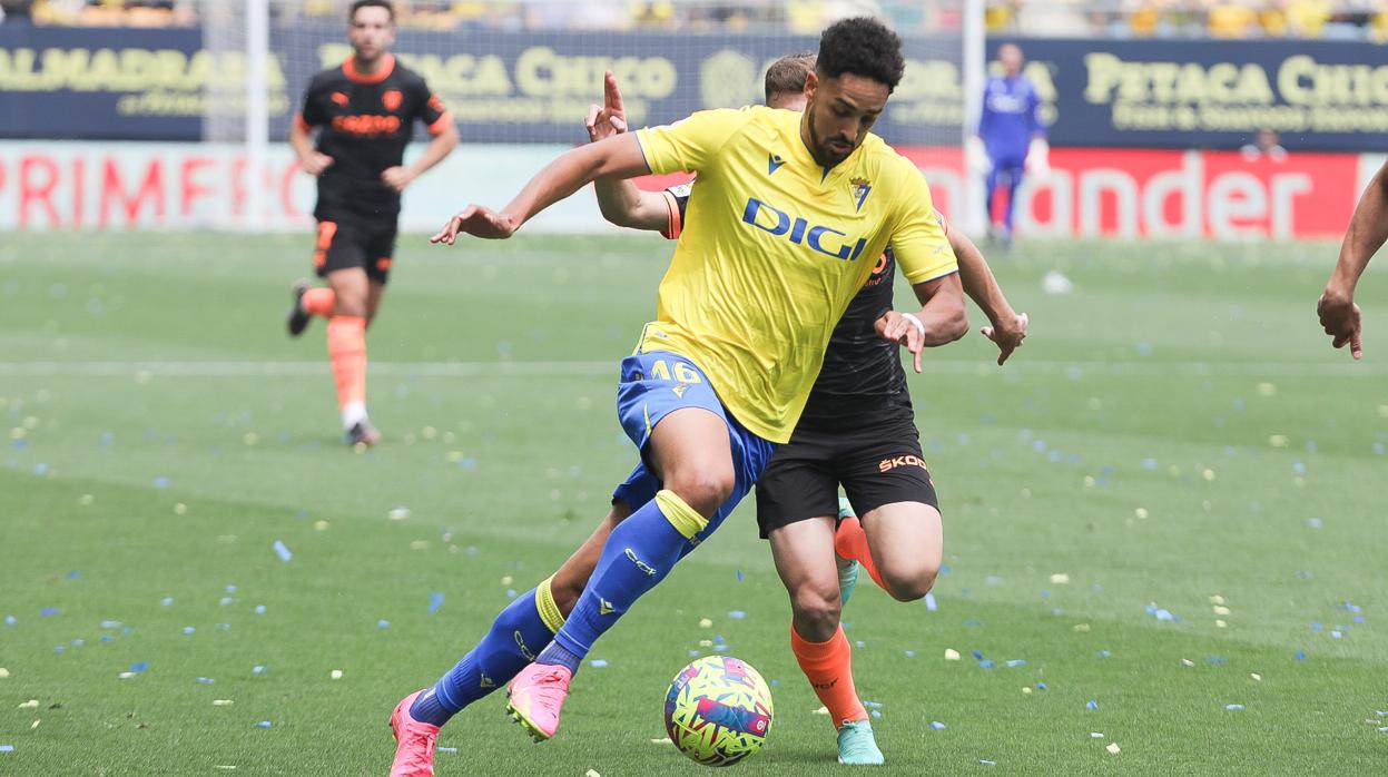 Chris Ramos durante el Cádiz - Valencia.