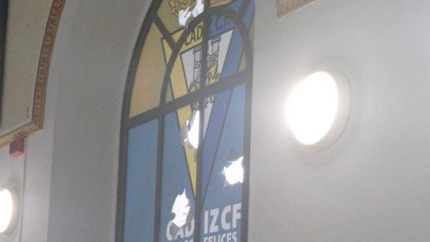 El escudo del Cádiz CF en la estación de tren de Jerez, apedreado