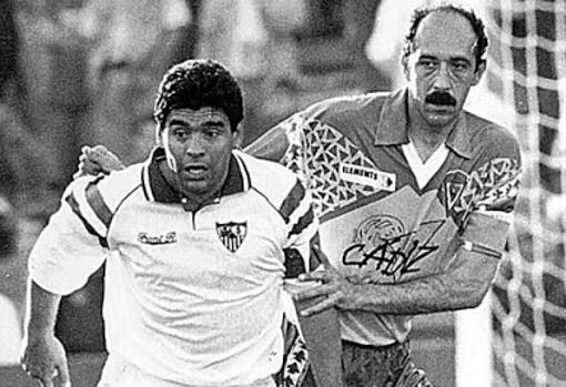 Carmelo Navarro junto a Diego Armando Maradona en un Cádiz - Sevilla.