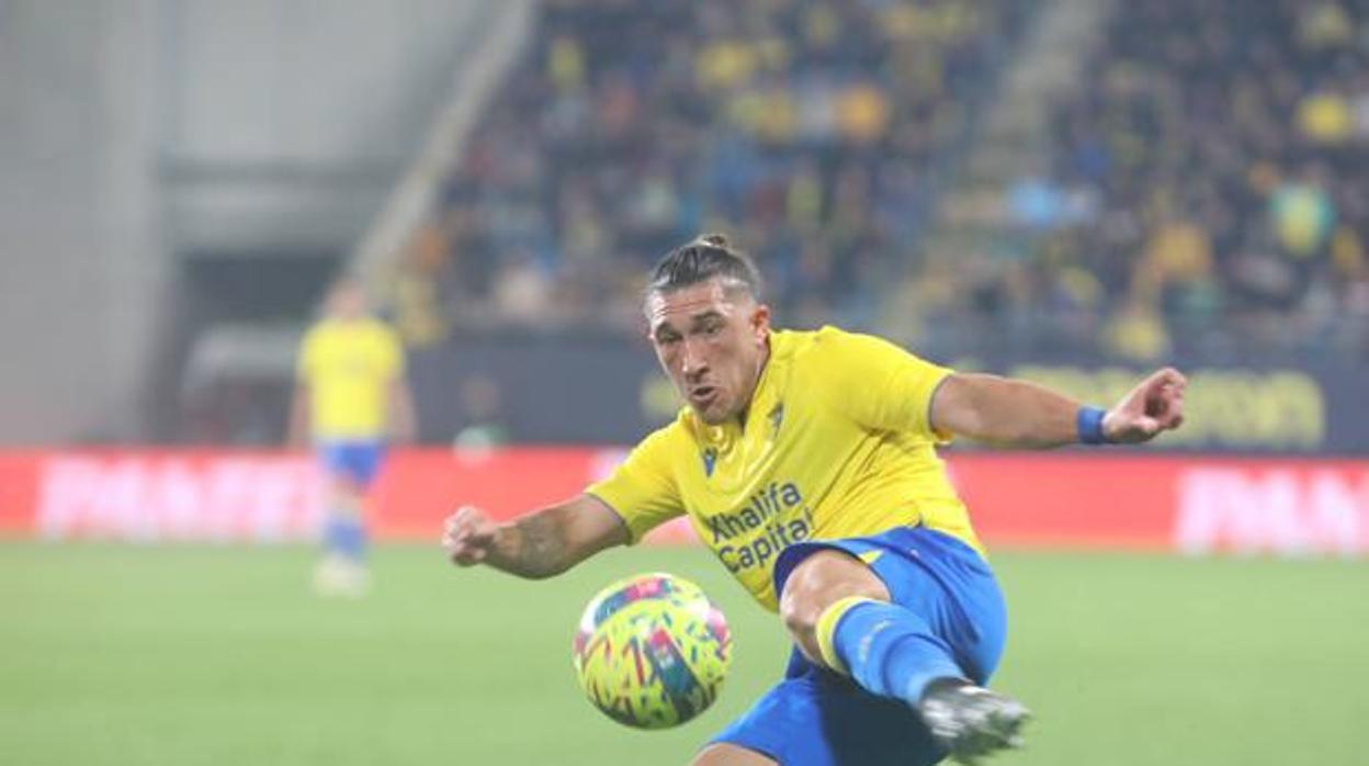 Espino en un partido con el Cádiz