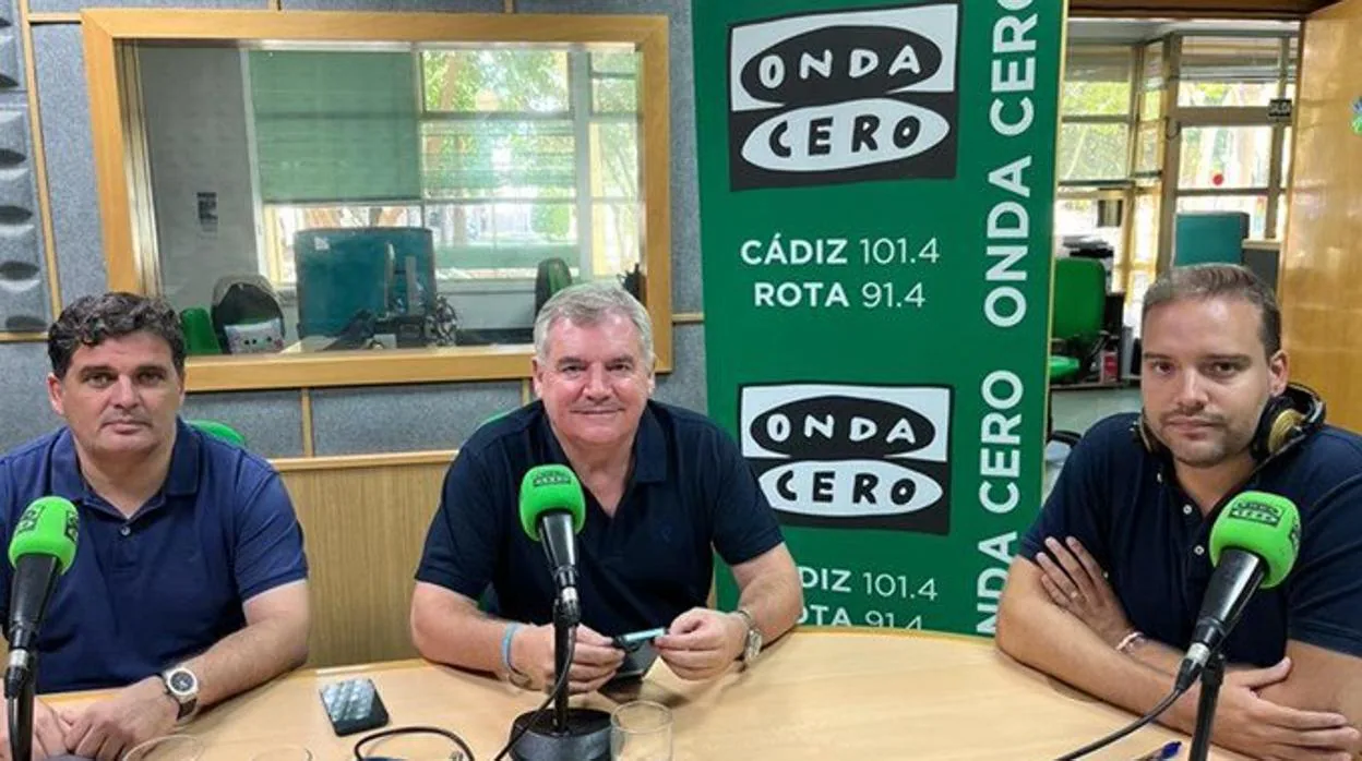 Rafael Contreras y Manuel Vizcaíno junto al periodista José Antonio Rivas en la visita a Onda Cero.