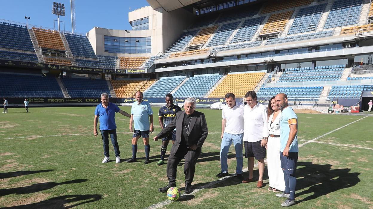 Monseñor Rafael Zornoza Boy, Obispo de la Diócesis de Cádiz y Ceuta, realiza el saque de honor