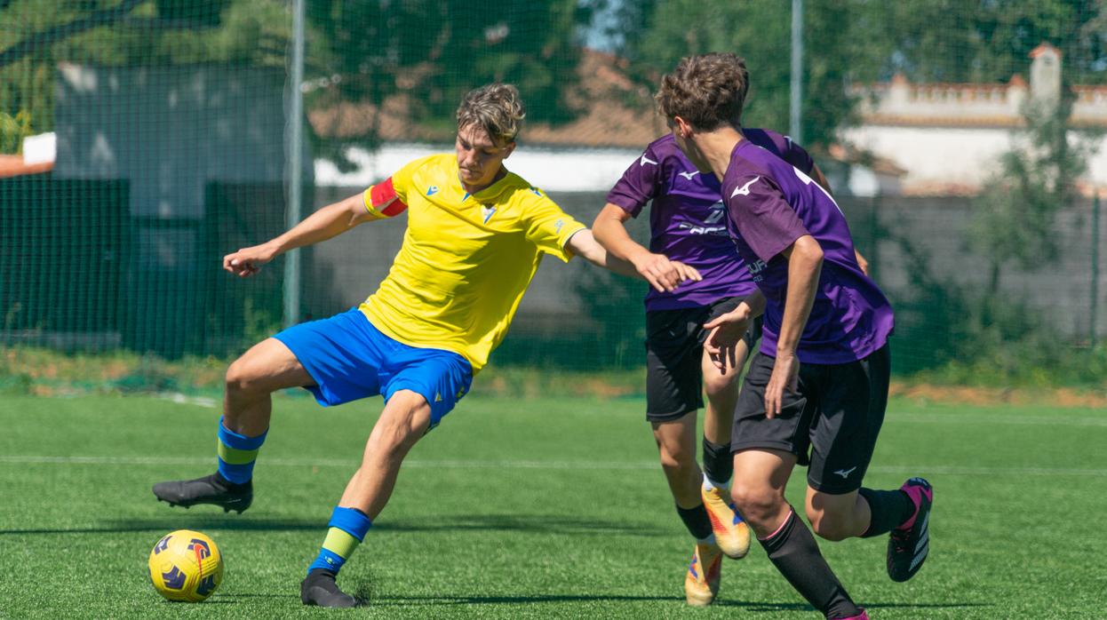 Varios canteranos del Cádiz CF pasarán a formar parte de las categorías inferiores del San Fernando CD esta temporada.