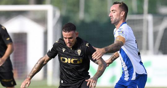 Roger Martí junto a Sergi Darder en el Cádiz - Espanyol celebrado en Marbella.