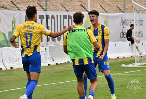 Carlos García celebra un tanto con el Mirandilla