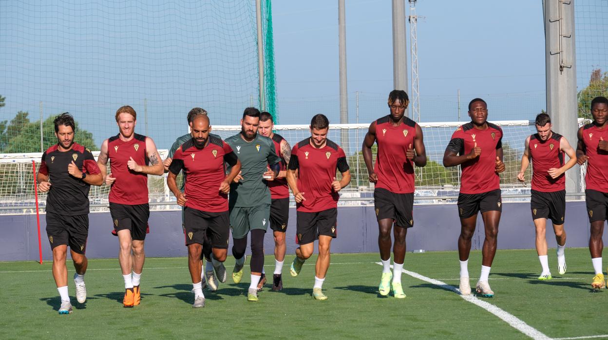 El guardameta David Gil, en el centro de la imagen, es el jugar que más veces ha sido titular en la pretemporada del Cádiz CF hasta la fecha.