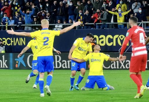 Alarcón y Arzamendia celebran el único tanto del paraguayo como jugador del Cádiz CF