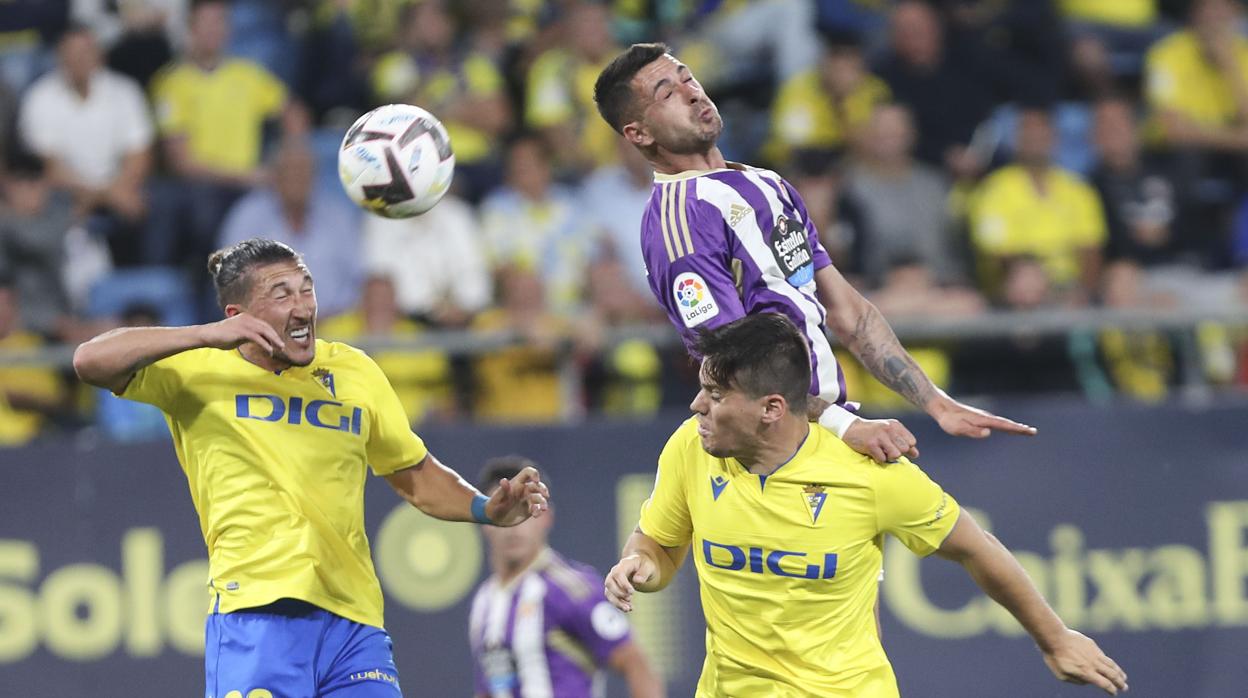 Jorge Meré, en la imagen junto a 'Pacha' Espino y Sergio León, en el último Cádiz - Valladolid.