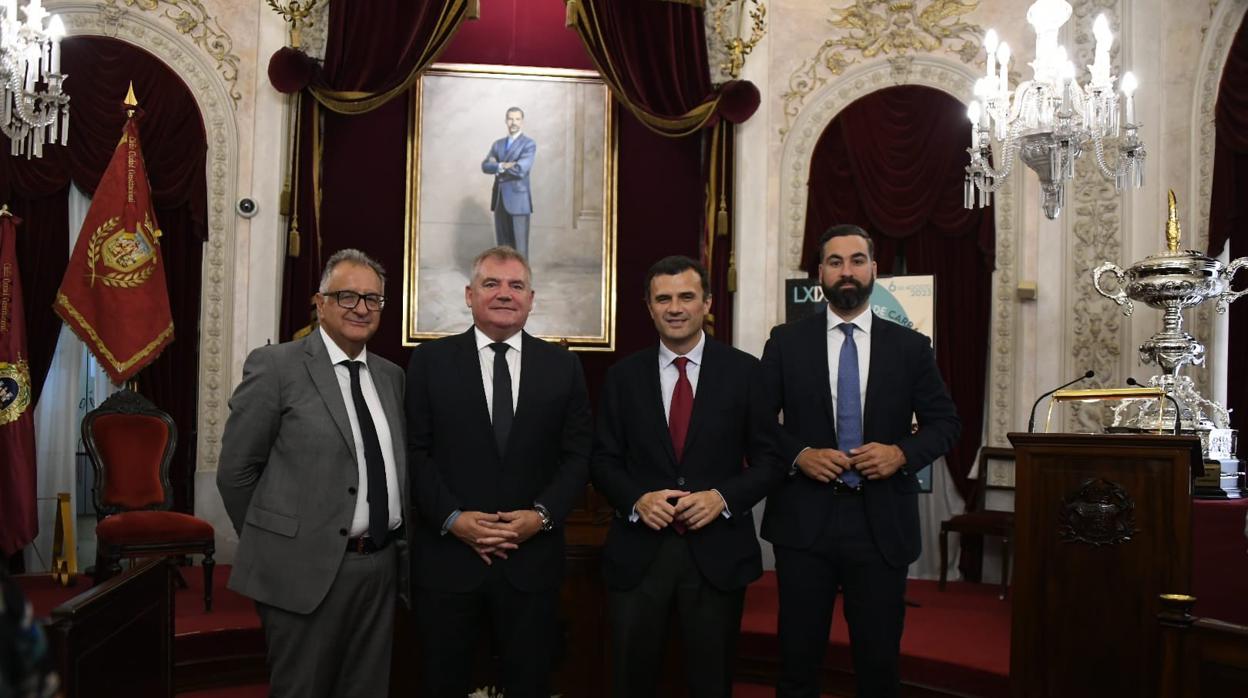 Roberto Gómez, junto a Manuel Vizcaíno, Bruno García y Carlos Lucero