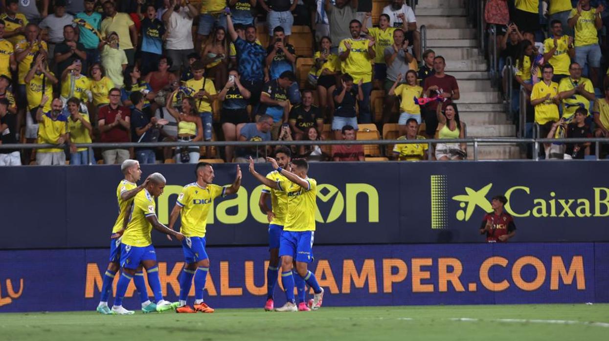 Los jugadores del Cádiz celebran el tanto de Roger Martí