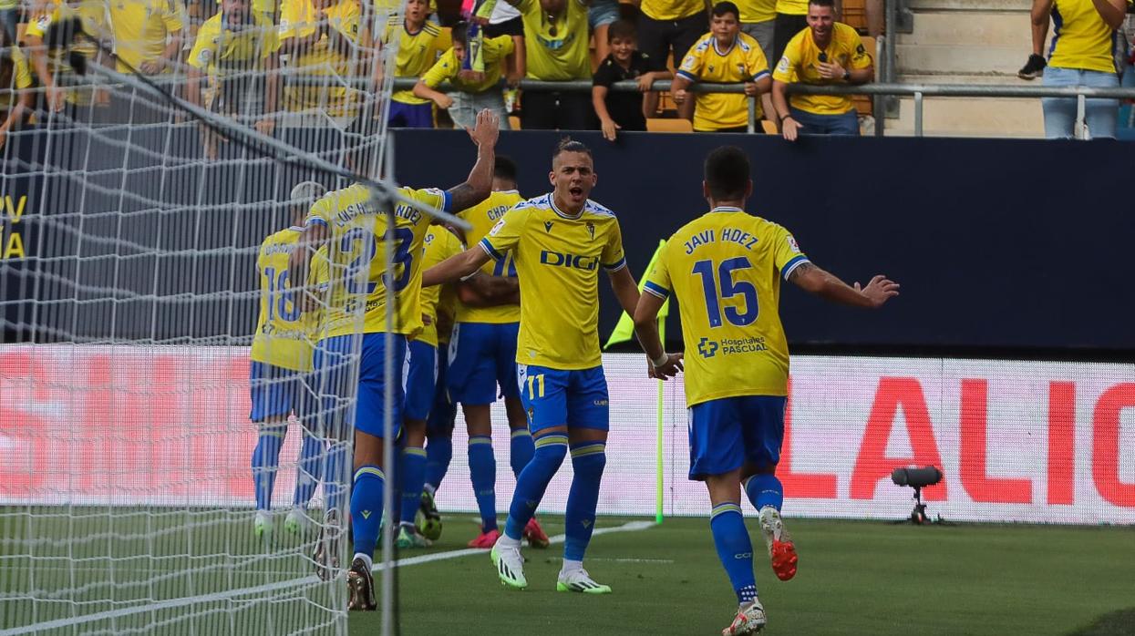 Los jugadores del Cádiz CF celebran el tanto de Fede San Emeterio