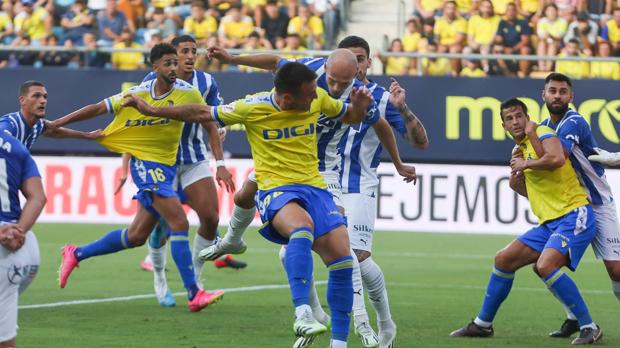 El balón parado lanza al Cádiz (1-0)