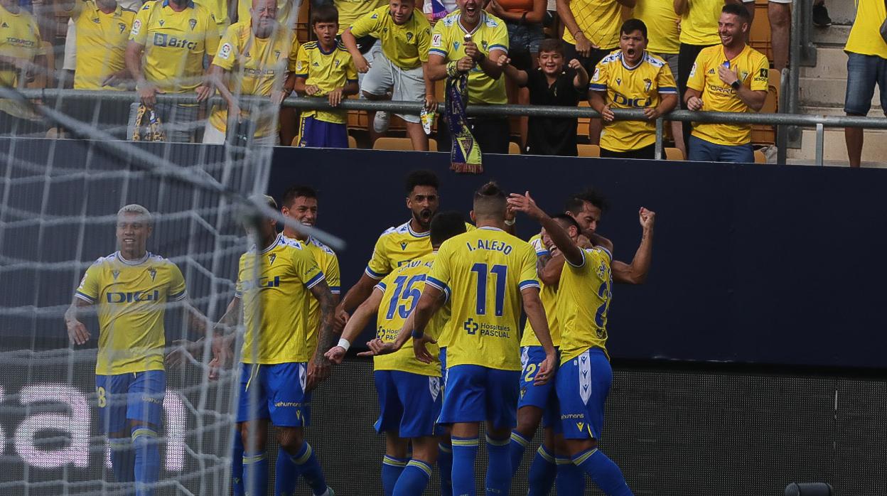 los jugadores del cádiz celebran el gol de San emeterio.