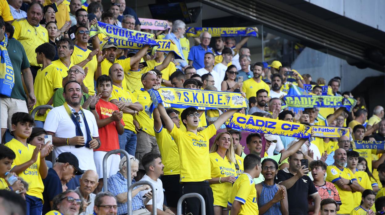 Afición del Cádiz ante el Alavés