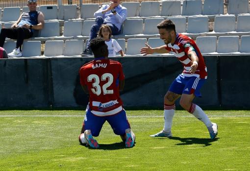 Samu Omorodion celebra un gol con el filial del Granada.