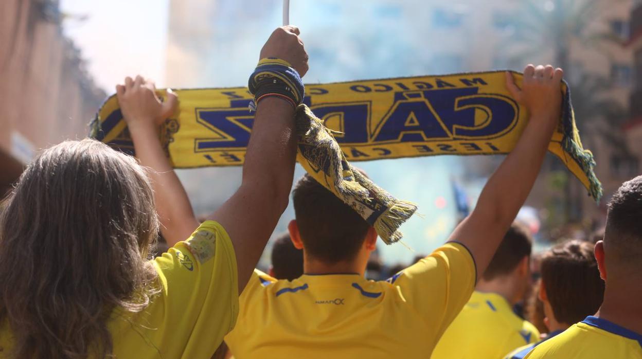 Un seguidor del Cádiz CF en la previa de un encuentro liguero.