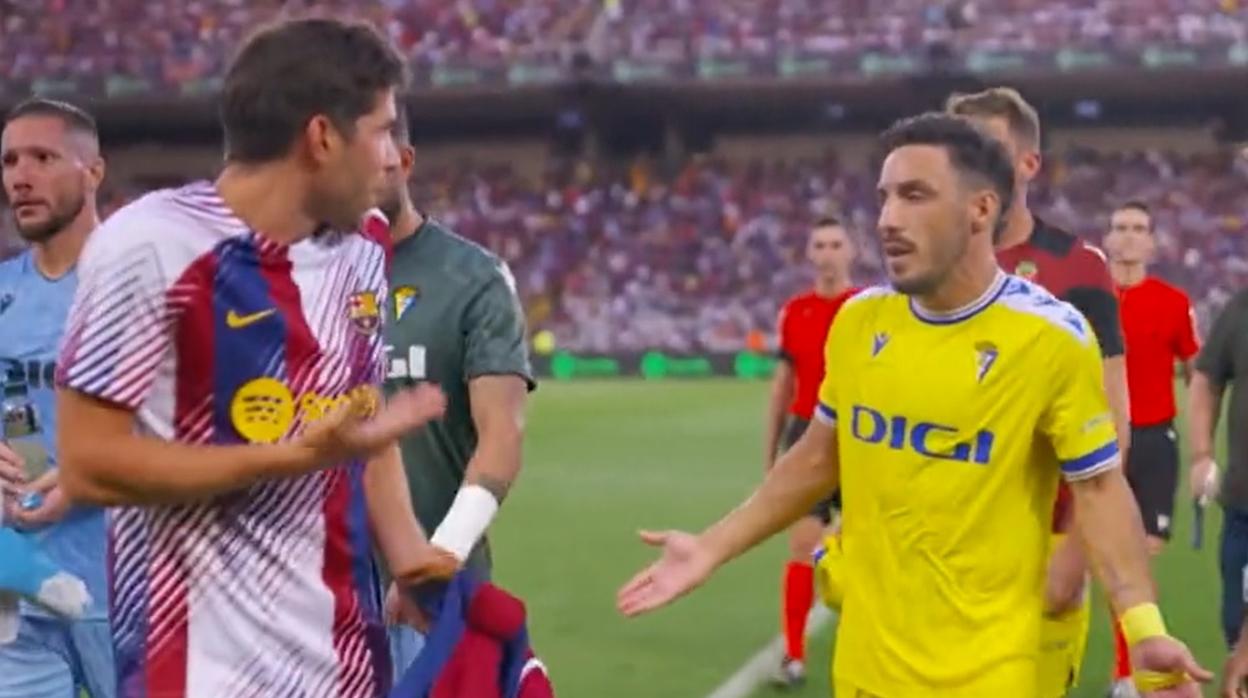 Sergi Roberto e Iza en el descanso