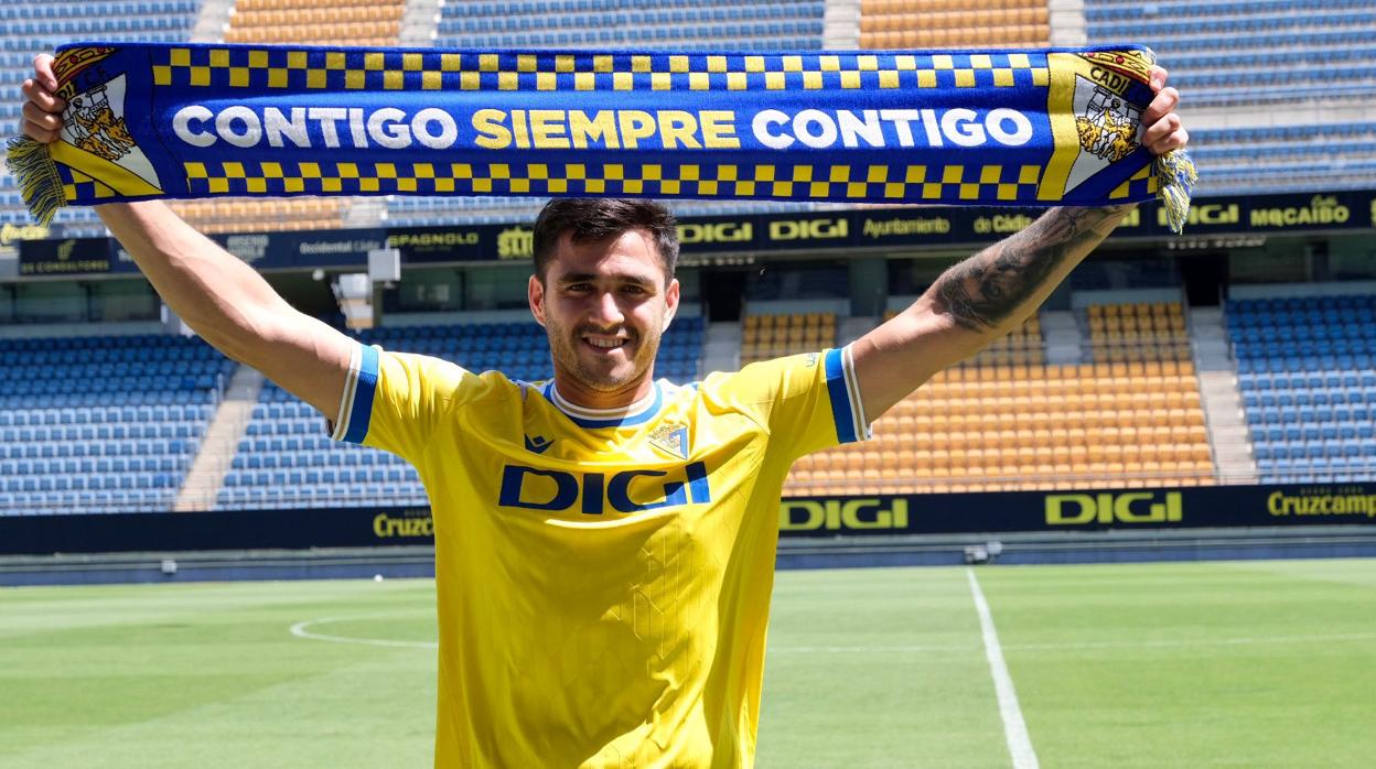 El uruguayo Maxi Gómez ya ha sido presentado oficialmente como delantero del Cádiz CF.