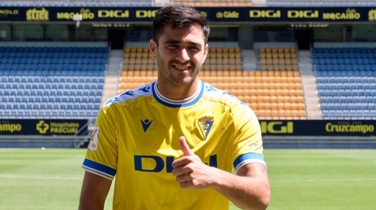 Maxi con la camiseta del Cádiz