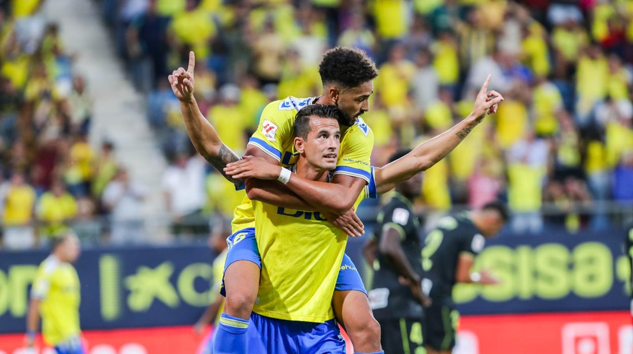 Luis Hernández, junto a Chris Ramos, tras el tanto del defensor amarillo