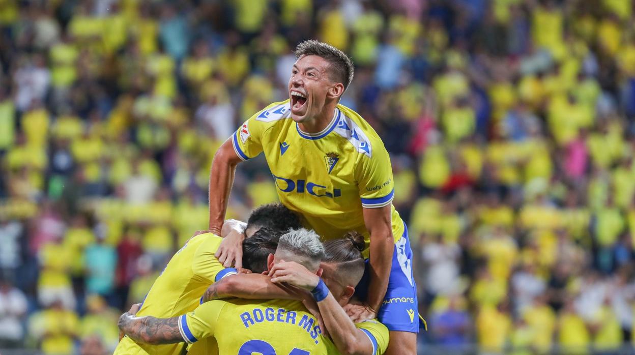 Los jugadores del Cádiz celebran el tanto de Luis Hernández