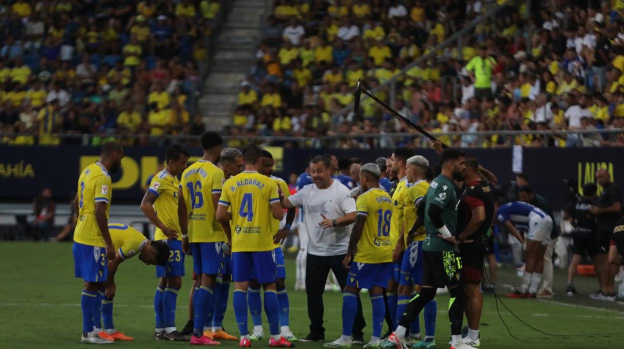 Sergio da instrucciones durante el encuentro ante el alavés.