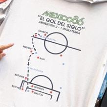 camisetas con el mítico gol de Maradona en Nápoles.