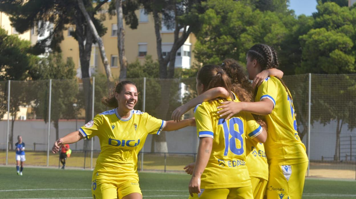 Las jugadoras del Cádiz celebran el tanto de Desi