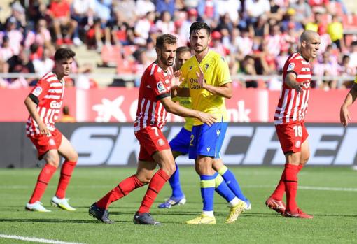 Víctor Chust, central del Cádiz CF, durante un encuentro la pasada temporada.