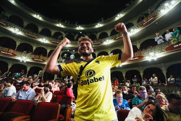 Vídeo: Así se ha vivido en el Teatro Falla la permanencia en Primera División del Cádiz