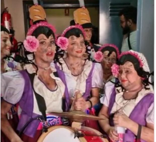 Vídeo: La chirigota, Las lolas lolitas poco antes de la final infantil del Falla 2022