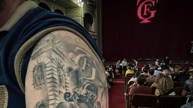 Tatuajes carnavalescos grabados a fuego en la piel