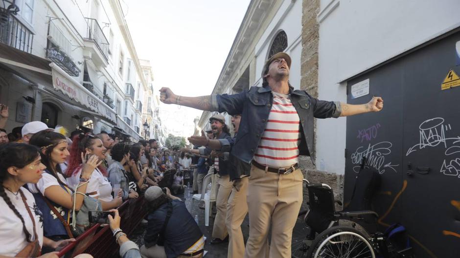 Vídeo: 'Los quinquis', de Vera-Luque, en el Mercado Central de Cádiz