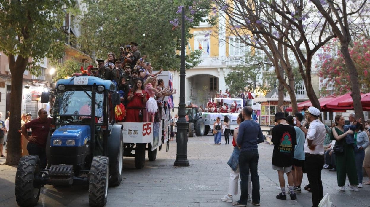 Varios coros en el recorrido por la Plaza de Mina en el Carnaval de junio de 2022.