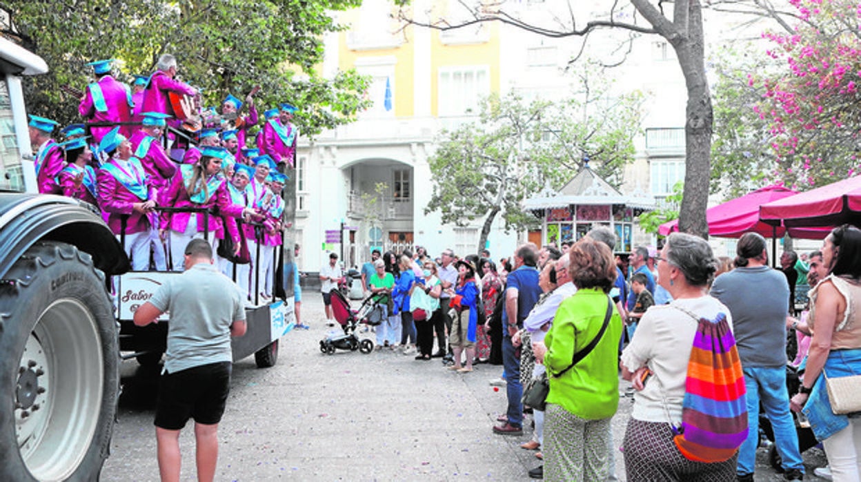 Carrusel de coros en la Plaza Mina con poca afluencia de público