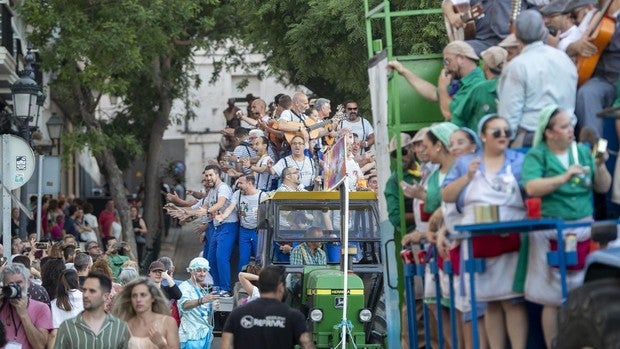 El carrusel de coros del paseo marítimo se traslada por el fuerte viento de levante