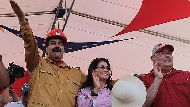 El presidente de Venezuela, Nicolás Maduro (i), el gobernador de Bolívar, Francisco Rangel Gomez (d), y la primera dama venezolana, Cilia Flores (c), en un acto de gobierno