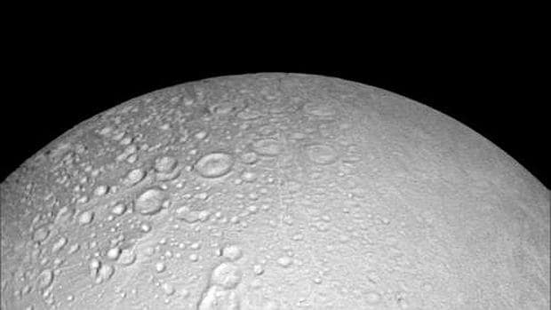 La luna de Saturno «Encélado» esta dividida en dos regiones, en el norte la superficie está cubierta de cráteres, como si se tratara de una Luna helada aunque en la región del sur la tierra está fracturada