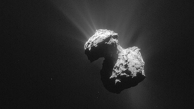 Fotografía facilitada por ESA (Agencia Espacial Europea) de una imagen del cometa 67P/Churyumov-Gerasimenko tomada el 7 de julio de 2015 por la sonda europea Rosetta desde una distancia de 154 kilómetros, según publica hoy la revista «Nature»