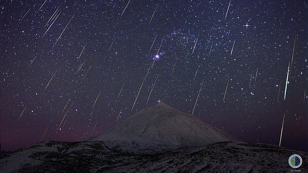 Composición de la lluvia de estrellas fugaces Gemínidas sobre el Teide, en Tenerife
