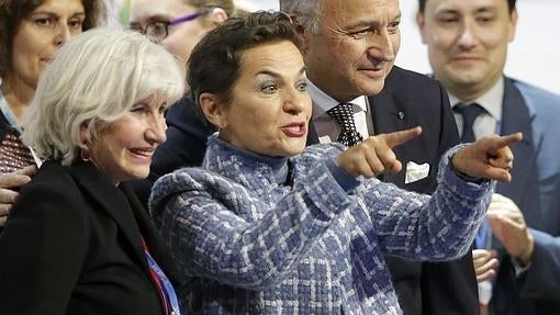 Christiana Figueres, en el centro, celebra el acuerdo de la cumbre de París