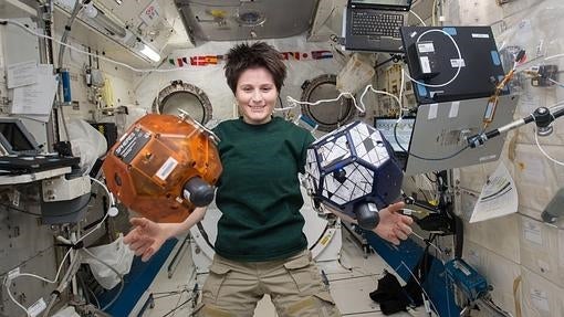 La astronauta Samantha Cristoforetti trabaja con los minisatélites SPHERES