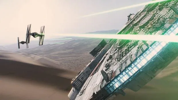 El Halcón Milenario, perseguido por cazas estelares en una escena de «Star Wars: Episodio VII. El despertar de la Fuerza»