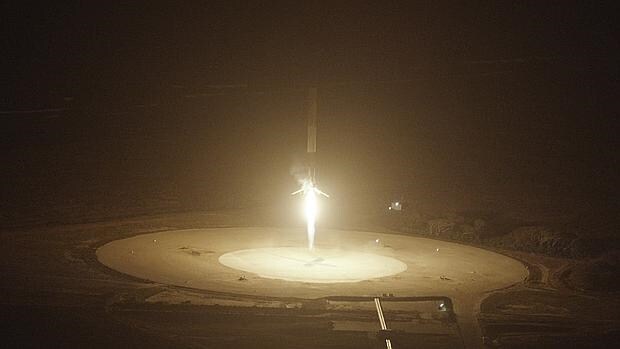 Fotografía distribuida por SpaceX hoy, 22 de diciembre de 2015, que muestra el momento del lanzamiento