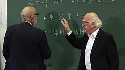 El físico británico Peter Higgs, a la derecha, obtuvo el Premio Nobel de Física en 2013