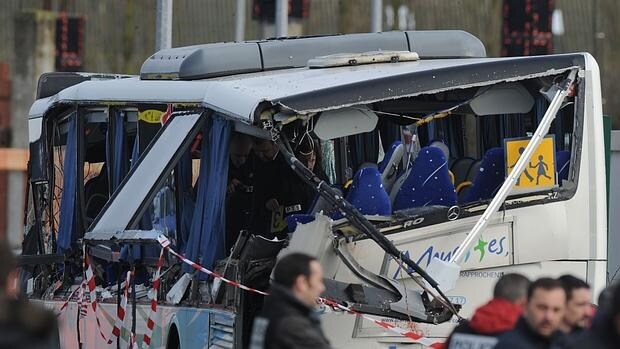 Imagel del minibus tras el accidente en el que han muerto seis adolescentes