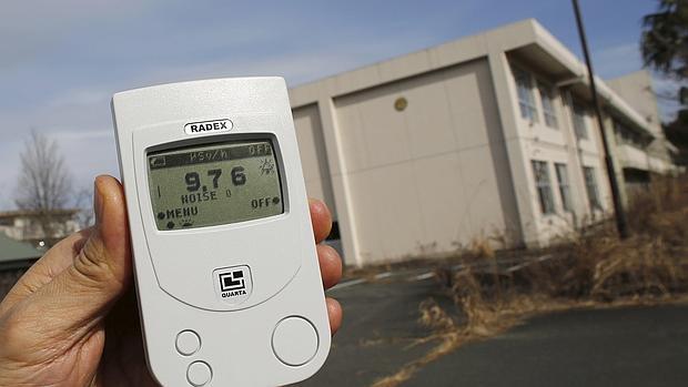 Medición de la radicación en un colegio en Okuma, cerca de Fukushima