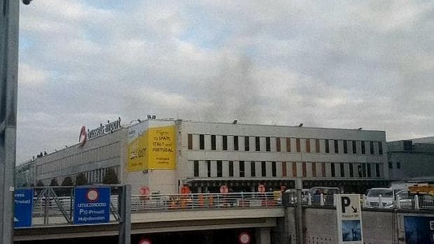Humo negro en el aeropuerto de Bruselas tras las dos explosiones